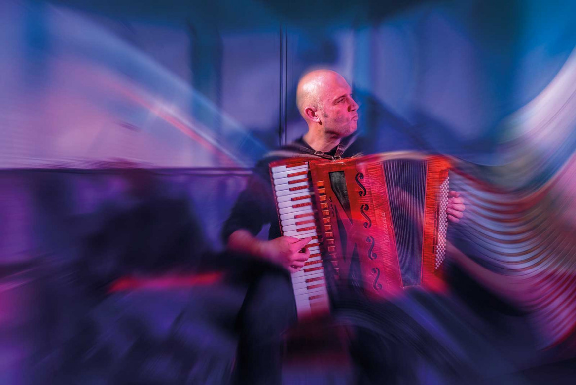 Visualized jazz sound of an accordion with musician; Visualisierter Jazzklang eines Akkordeons mit Musiker