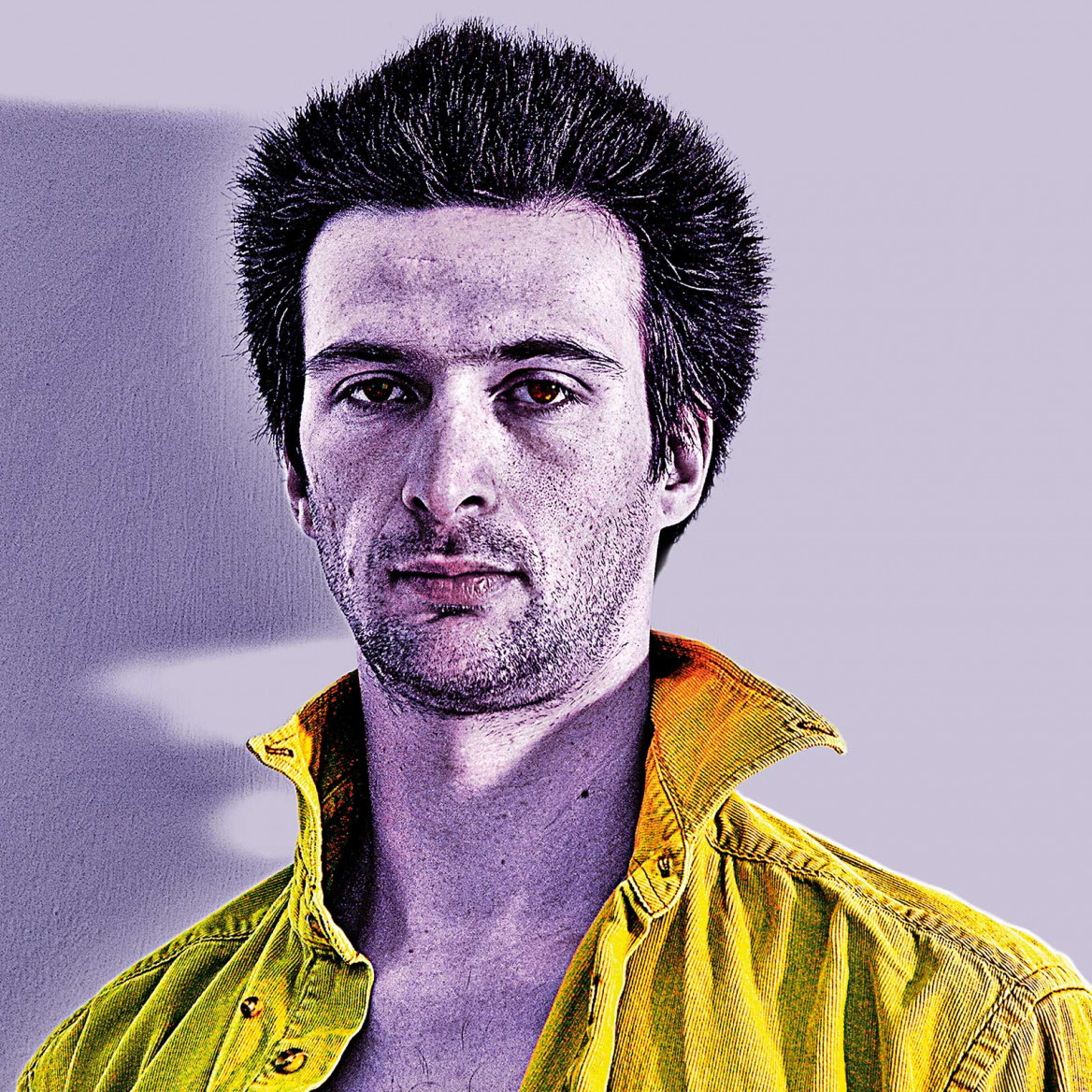 Digital portrait of Schdaeff in violett tones with yellow jackett ; Digitales Porträt von Schdaeff in violetten Tönen und gelber Jacke
