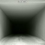 Ein düsteres, minimalistisches Foto einer Tiefgarageneinfahrt, die in vollkommene Schwärze führt. Die Wände sind grau und kahl. Über der Einfahrt prangt ein kleines, sachliches Schild mit der Aufschrift „AUSFAHRT“. Das Bild wirkt durch die starke Symmetrie und den harten Kontrast zwischen dem hellen Beton und dem dunklen Abgrund beklemmend und surreal.