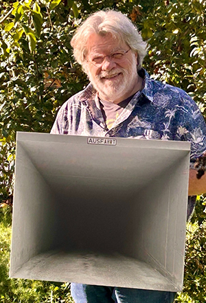 Der Künstler Bodo Gsedl mit seinem Werk "Ausfahrt", das den dunklen Zugang einer Tiefgarage zeigt.