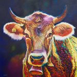 Ein lebendiges farbenfrohes Ölgemälde zeigt das Gesicht und den oberen Brustbereich einer Kuh mit Hörnern, die direkt nach vorne blickt. Das Fell der Kuh ist ein Aufruhr aus kräftigen, wirbelnden Linien in Rot, Orange, Gelb, Grün, Blau, Lila und Pink, die einen psychedelischen Effekt erzeugen. Ihre Augen sind dunkel und aufmerksam. An ihrem linken Ohr ist ein gelbes Etikett mit der schwarzen Aufschrift "100 2025 HUBERTE" zu sehen. Eine goldene Glocke mit kunstvollen Verzierungen hängt an einem farbenfrohen Band um ihren Hals, prominent in der unteren Mitte des Gemäldes platziert. Der Hintergrund ist ein dunkler, verlaufender Farbmix aus Schwarz, Blau und Lila, in den sich Andeutungen anderer Farben mischen, wodurch die farbenfrohe Kuh scharf hervorsticht. Die Signatur des Künstlers, "Bodo25", ist dezent in der unteren linken Ecke sichtbar.