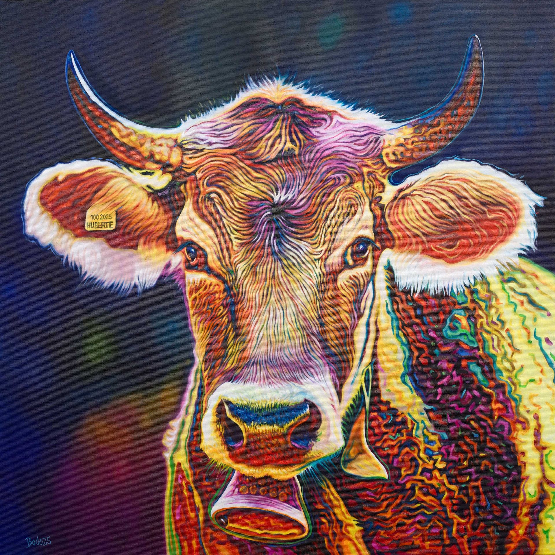 Ein lebendiges farbenfrohes Ölgemälde zeigt das Gesicht und den oberen Brustbereich einer Kuh mit Hörnern, die direkt nach vorne blickt. Das Fell der Kuh ist ein Aufruhr aus kräftigen, wirbelnden Linien in Rot, Orange, Gelb, Grün, Blau, Lila und Pink, die einen psychedelischen Effekt erzeugen. Ihre Augen sind dunkel und aufmerksam. An ihrem linken Ohr ist ein gelbes Etikett mit der schwarzen Aufschrift "100 2025 HUBERTE" zu sehen. Eine goldene Glocke mit kunstvollen Verzierungen hängt an einem farbenfrohen Band um ihren Hals, prominent in der unteren Mitte des Gemäldes platziert. Der Hintergrund ist ein dunkler, verlaufender Farbmix aus Schwarz, Blau und Lila, in den sich Andeutungen anderer Farben mischen, wodurch die farbenfrohe Kuh scharf hervorsticht. Die Signatur des Künstlers, "Bodo25", ist dezent in der unteren linken Ecke sichtbar.