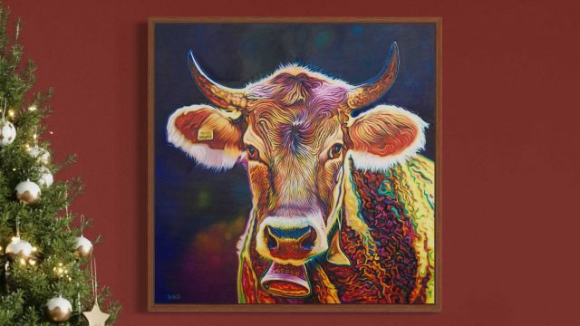Das Porträtgemälde der Kuh Huberte auf roter Wand flankiert von Weihnachtsbaum-dekoration