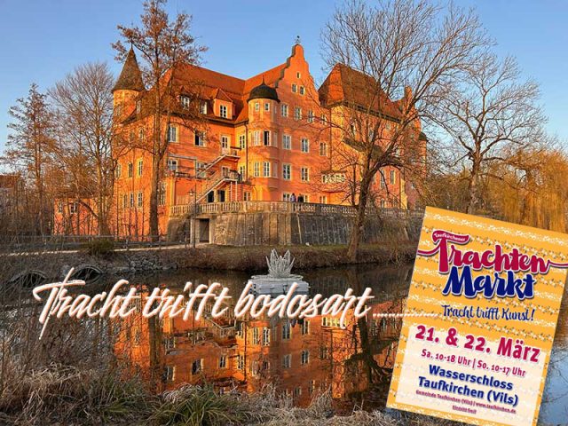 Das Wasserschloss im Abendlicht mit Plakat zum Trachtenmarkt