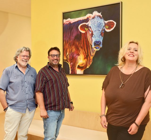 Am 3. Juli 2025 überreichte der Künstler Bodo Gsedl sein Kuhporträt von Willi als Geschenk an Rektor Geier und Konrektorin Gabriele Reiss für die neuen Schulgebäude der Mittelschule Taufkirchen (Vils).